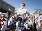 Protest pracowników służby zdrowia: "By leczyć rzeba żyć", "chcemy leczyć w Polsce"