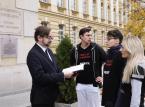 Pikieta rezydentów: „Chcemy leczyć w Polsce”, „Przepracowany personel naraża życie pacjenta”